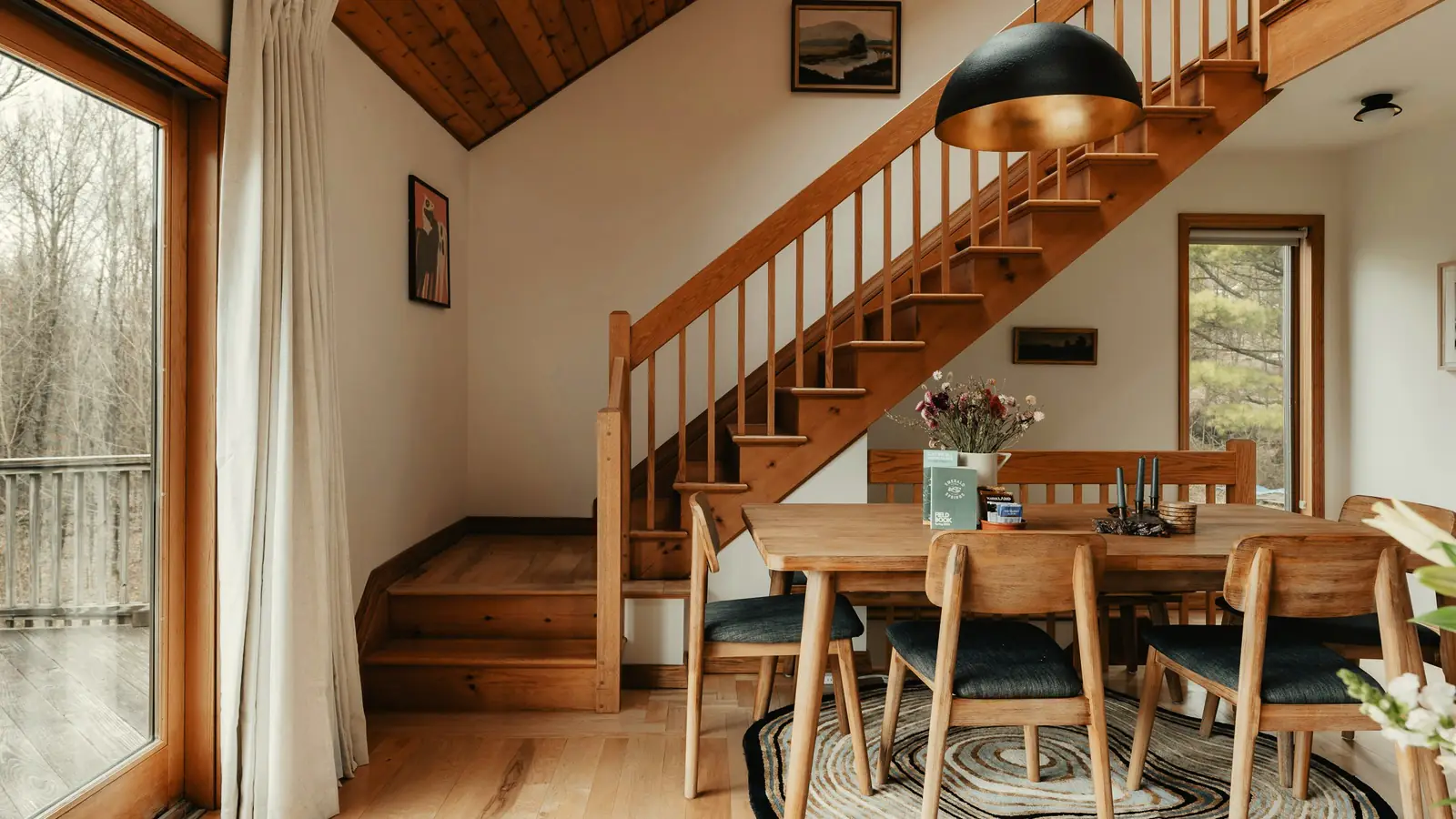 Eiken trap in een lichte eetkamer met een houten plafond