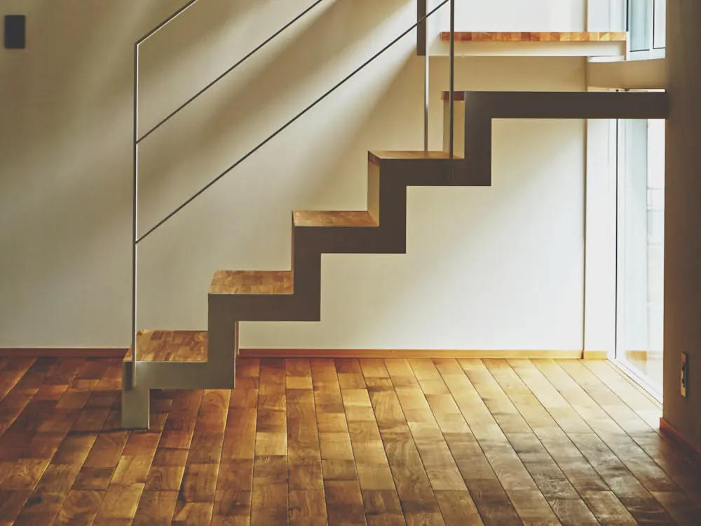 Massief houten trap met witte balustrade