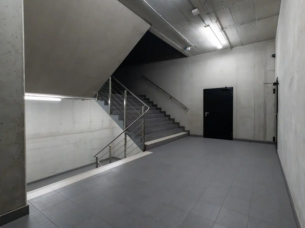 Grijze betonnen trap in een lege hal