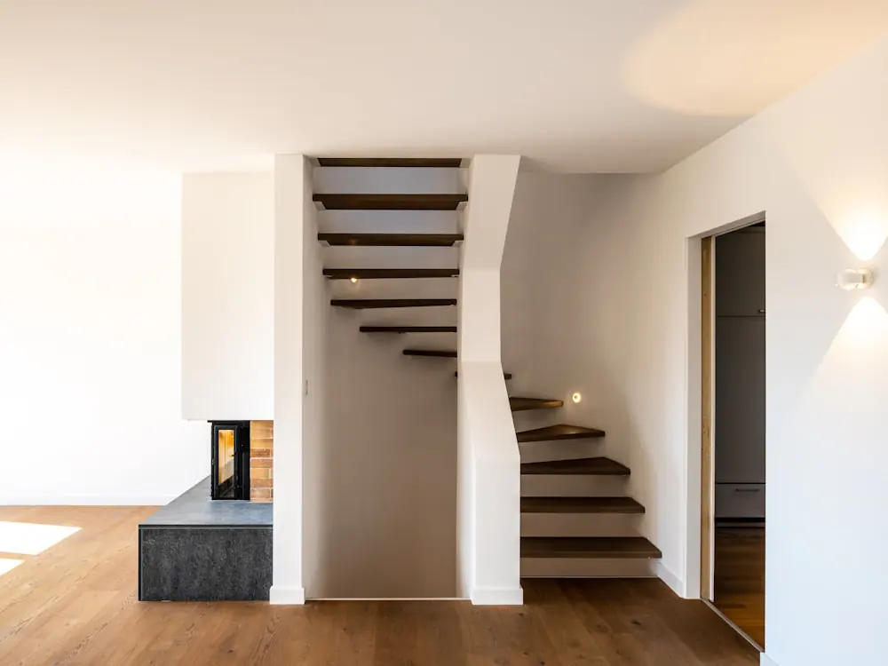 Trap met lichte treden tegen een witte wand