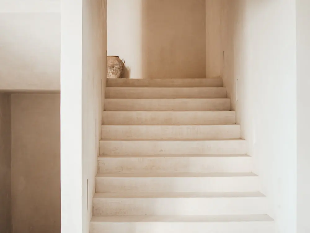 Trappenhuis met betonnen treden in een appartementengebouw