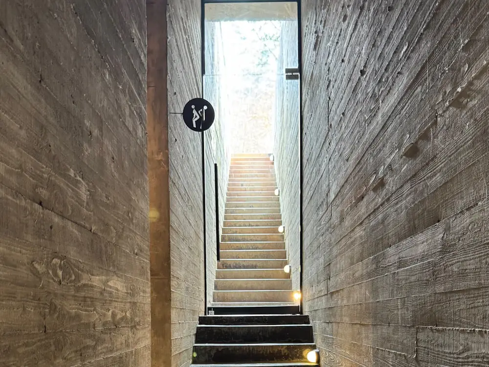 Trap met verlichting in de wand langs de treden