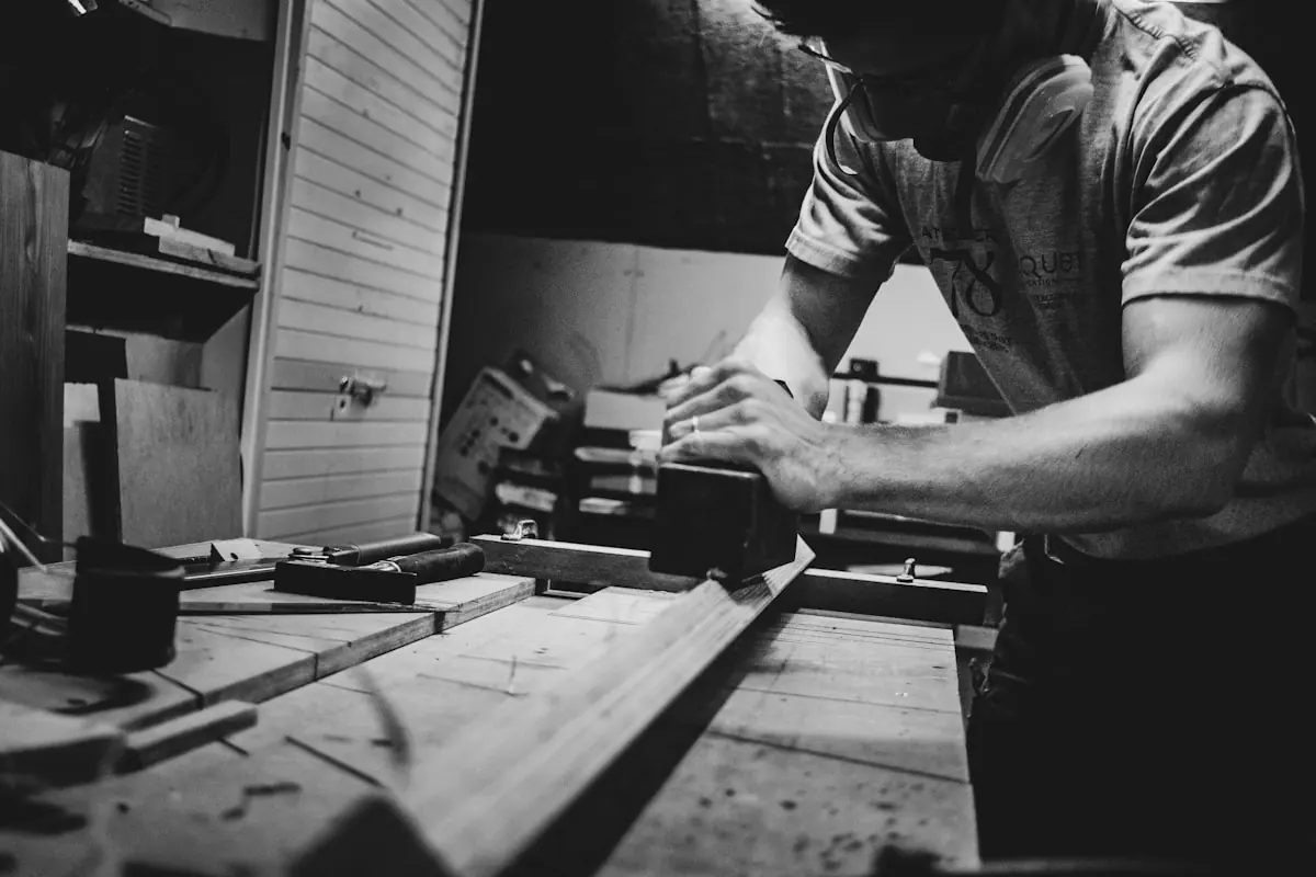 Monteur bewerkt een houten paneel
