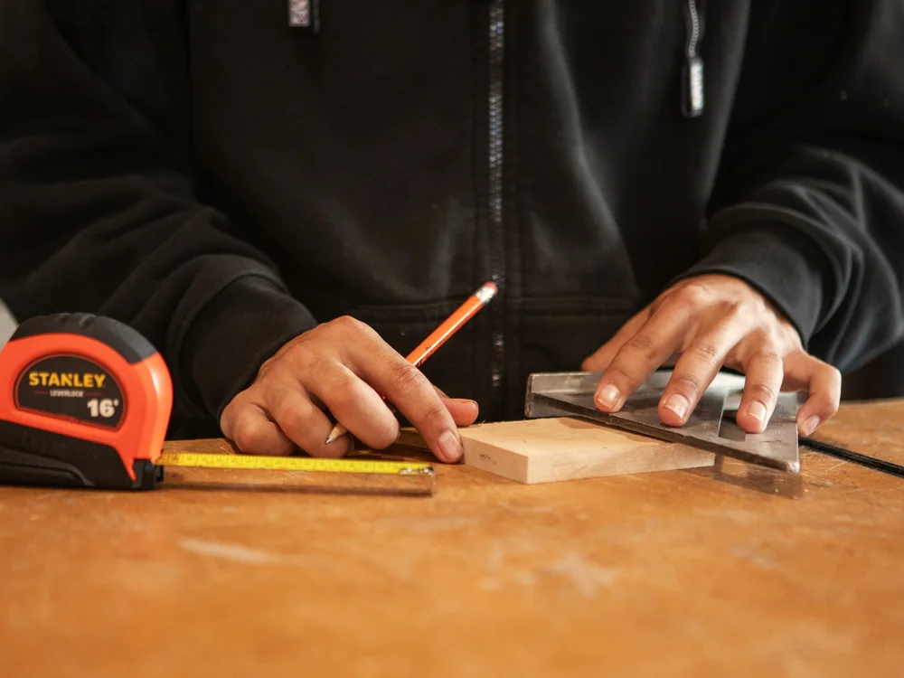 Rolmaat en potlood op een werkbank
