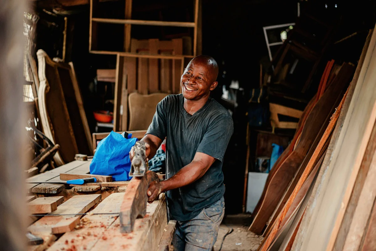 Vakman aan het werk aan een stuk hout in de werkplaats