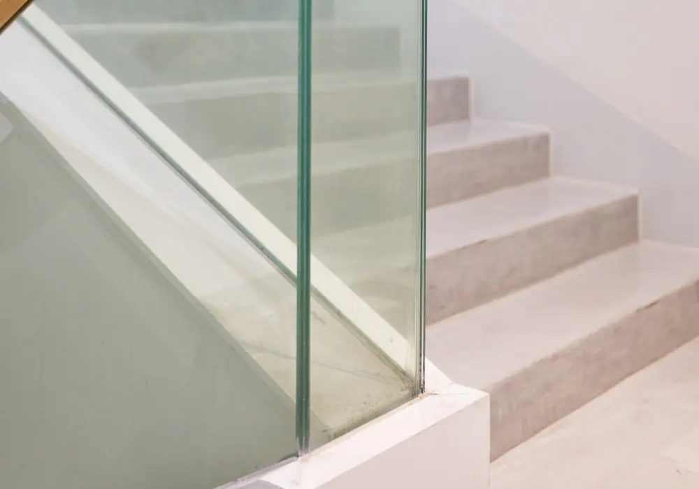 Moderne trap met een houten leuning in een nieuwbouwwoning