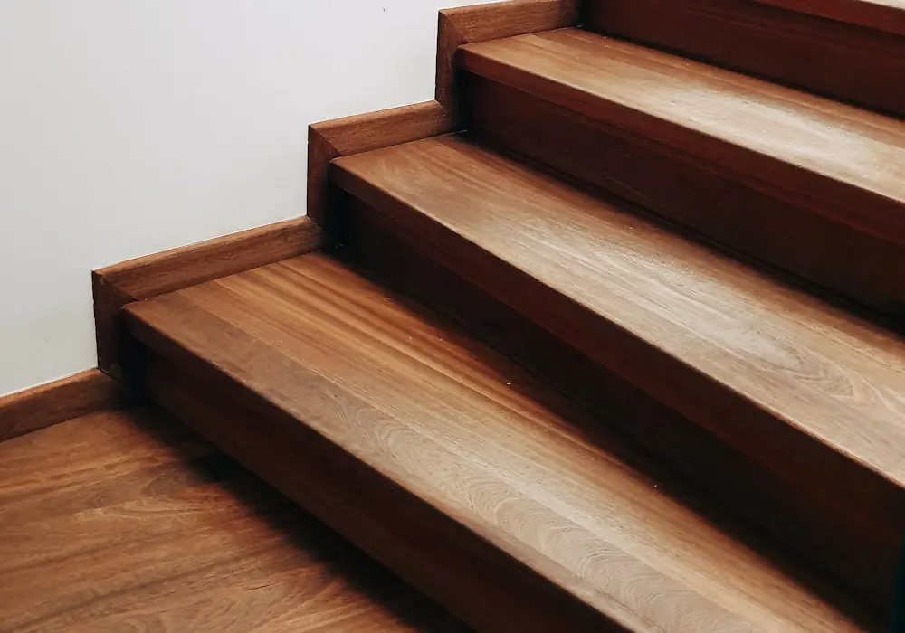 Houten trap met een kwart onderaan, zoals in vooroorlogse woningen